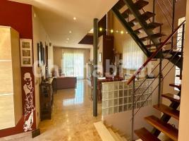 Houses (detached house), 268 m², near bus and train, almost new