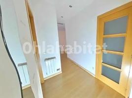 Flat, 97 m², near bus and train, almost new