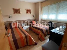 Casa (unifamiliar aislada), 240 m², cerca de bus y tren, seminuevo