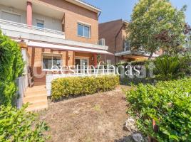 Terraced house, 269 m², near bus and train