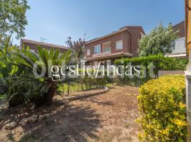 Terraced house, 269 m², near bus and train
