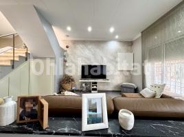  (unifamiliar adossada), 169 m², près de bus et de train, Calle Francesc Layret