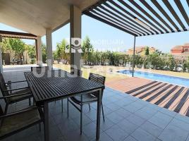 Casa (unifamiliar adosada), 310 m², seminuevo, Zona