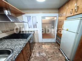 Pis, 61 m², prop de bus i tren, Calle Rosellon