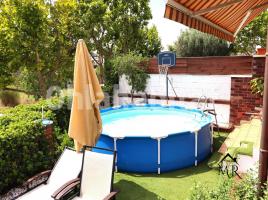 Houses (villa / tower), 572 m², near bus and train