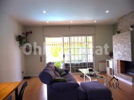Houses (villa / tower), 572 m², near bus and train