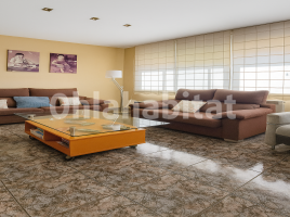 (unifamiliar adossada), 240 m², près de bus et de train, presque neuf