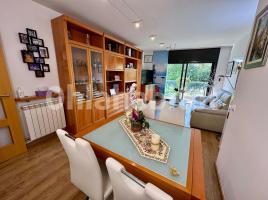 Pis, 193 m², près de bus et de train