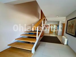 Houses (terraced house), 182 m², almost new