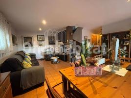 Casa (unifamiliar adosada), 240 m², seminuevo, Zona