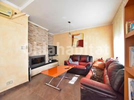 Houses (detached house), 311 m², near bus and train