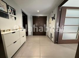 Flat, 100 m², near bus and train, almost new