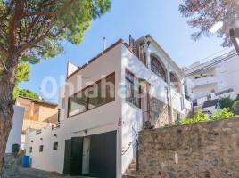 Houses (villa / tower), 235 m², Calle de Diego Velázquez, 5